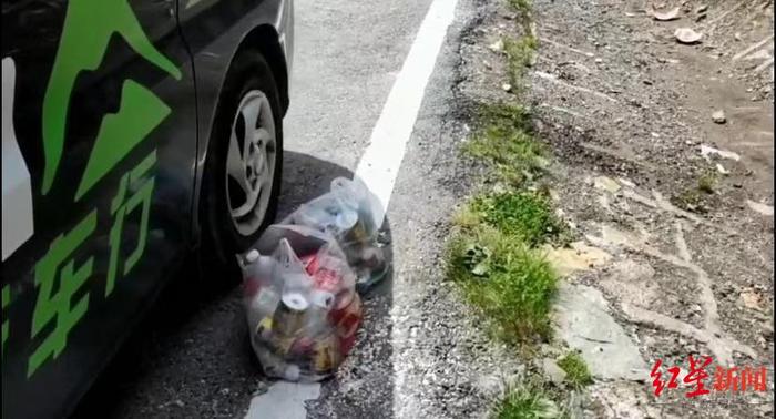 ↑党先生的后勤车司机把路边的垃圾收集起来。 受访者视频截图