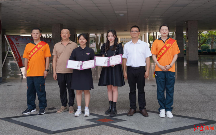 ▲德阳两名考生收到清华大学录取通知书