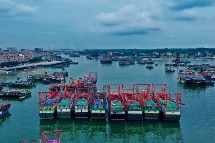 ▲企沙港边地贸口岸渔港区。（图源网络）