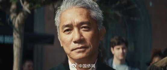 梁朝伟惊喜客串韩国女团NewJeans最新单曲“Cool With You”MV。（视频截图）