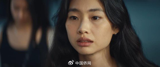 “鱿鱼游戏”郑浩妍主演NewJeans最新单曲「Cool With You」。（视频截图）