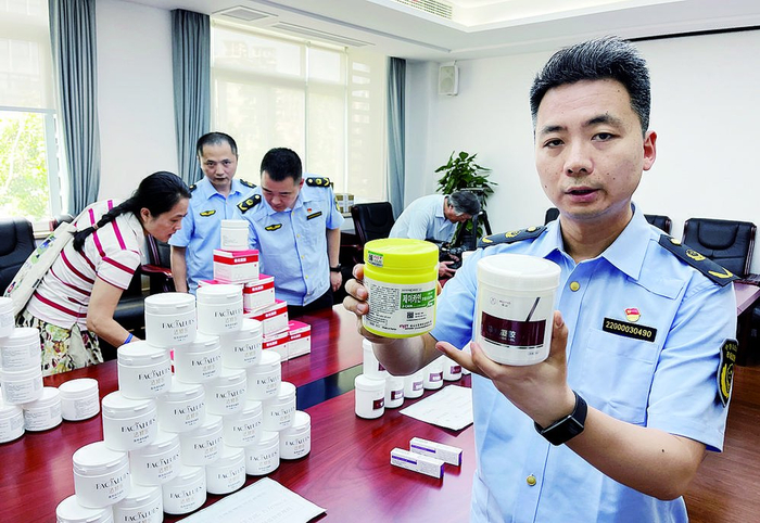     市场监管执法人员介绍本次专项执法行动查获的涉案“麻膏”产品