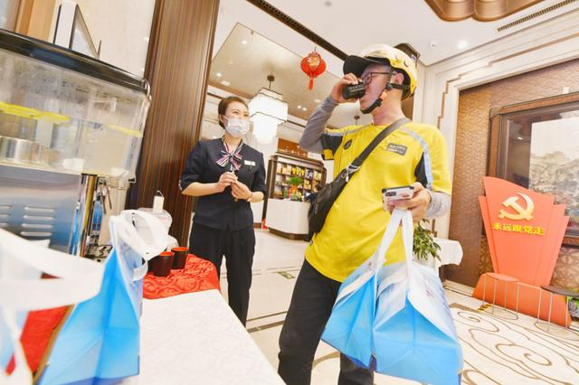 鼓楼马凯餐厅为外卖小哥送上柠檬水。受访者供图