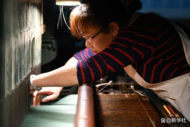 6月7日，在成都古蜀蜀锦研究所，工人在调整丝线。新华社记者 胥冰洁 摄