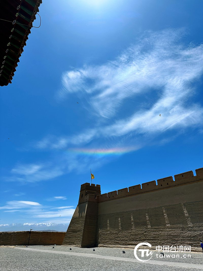 嘉峪关外晴空中突现一道彩虹。（中国台湾网 李柏涛 摄）