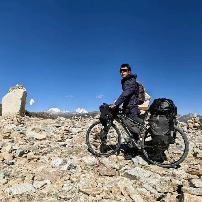 ▲骑行在路上的徐云