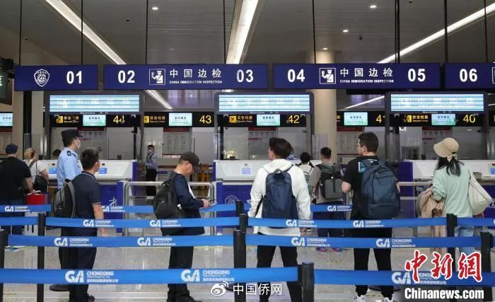 图为旅客正在过边检