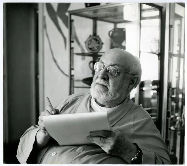 伊莲·亚当 《马蒂斯在蕾佳娜皇宮酒店，尼斯，1953》，钡地相纸上明胶银盐冲印1953年（来源：UCCA）