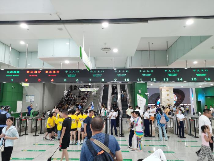 中国科技馆里的研学旅行团。中新网记者 李金磊 摄