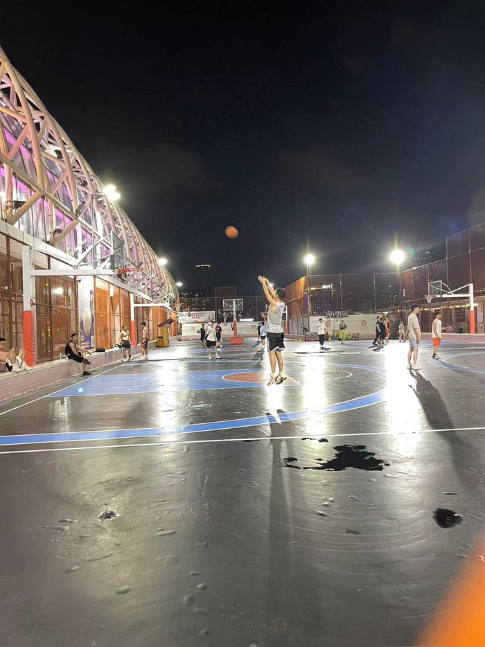 中华广场户外篮球场/时代周报记者摄