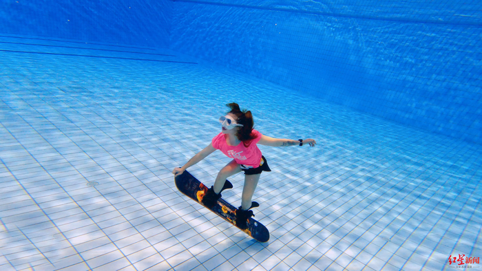 ▲李熙展示水下滑板运动创意造型