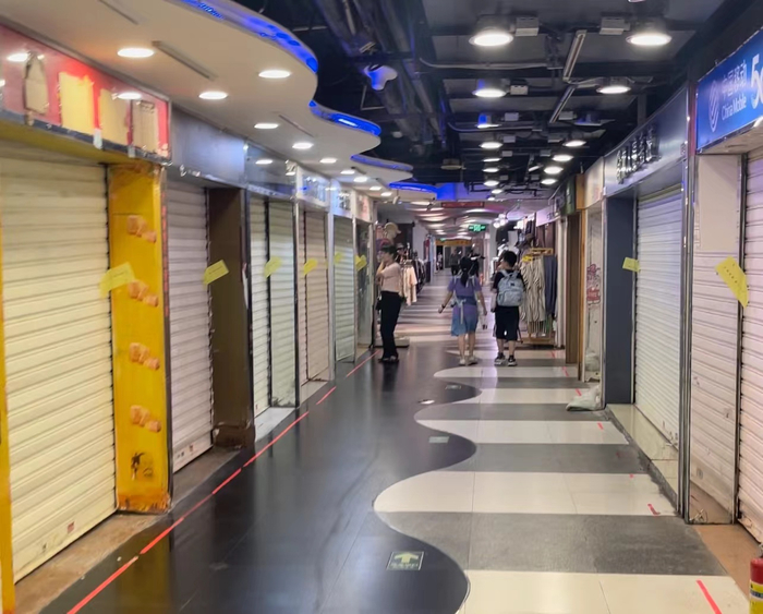 流行前线关闭的商铺/时代周报记者摄