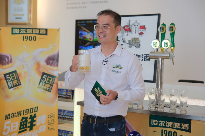 百威中国东北事业部总裁俞亮分享新鲜上市的哈尔滨啤酒1900“5日鲜啤系列”