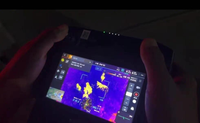 ▲监护队员用专业设备监测大象&nbsp; 图据昆明消防&nbsp;