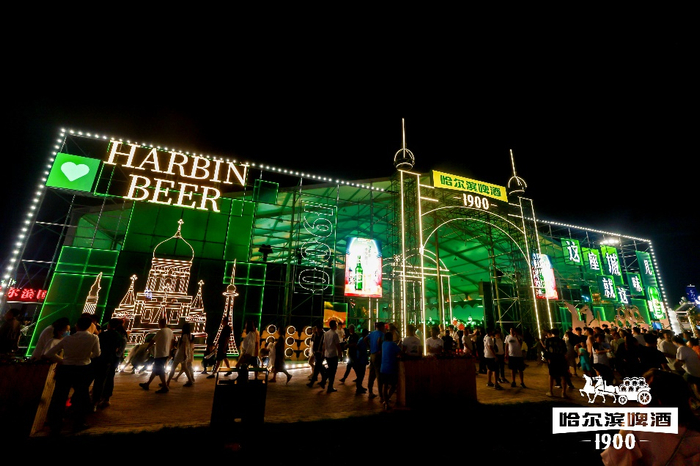 哈尔滨啤酒1900专为啤酒节打造的2400㎡啤酒大棚，吸引众多游客打卡体验