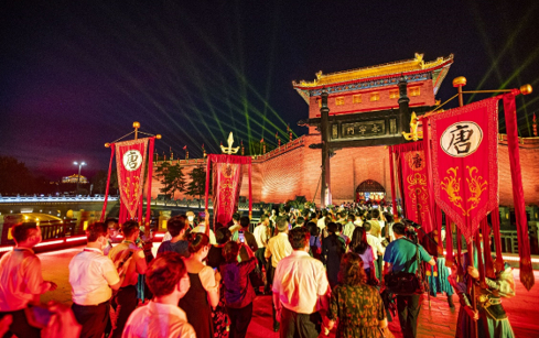 ▲夜幕下的西安城墙游客体验创新文旅项目 图片来源：西安城墙景区提供