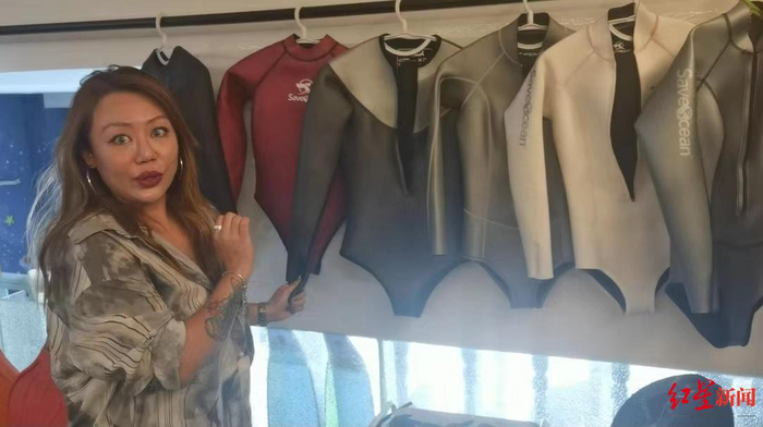 ▲李熙正在讲解潜水“湿衣”的作用