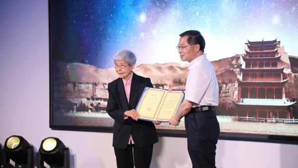 7月10日，樊锦诗（左）领取“樊锦诗星”命名证书。来源：新华社