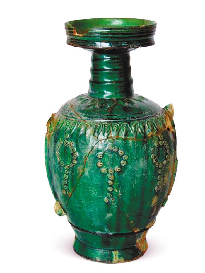 辽代绿釉贴花璎珞纹盘口穿带瓶