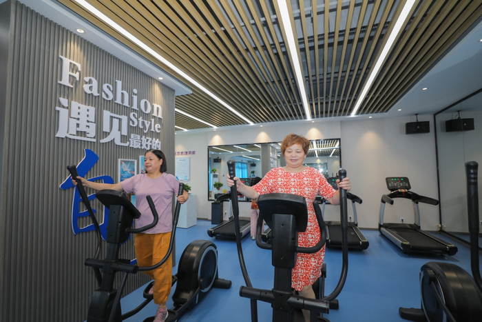 在浙江省湖州市南浔区双林镇百姓健身房，当地村民正在健身。（图片由CNSPHOTO提供）