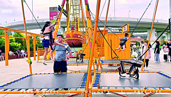 家长跟孩子进行亲子互动。 李依南 摄