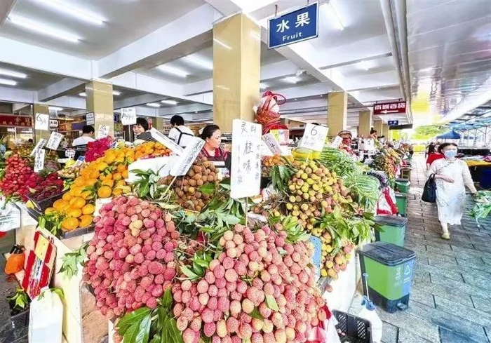 我市各农贸市场内，荔枝等水果吸引市民选购。　南宁日报记者 潘浩 摄