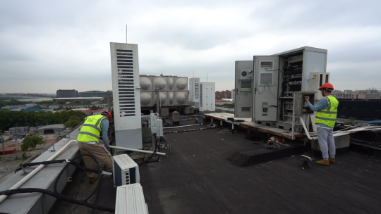 一线维护人员冒着高温巡查。