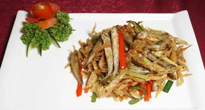 白辣椒炒鱼干（图片来源：韶关市商务局）