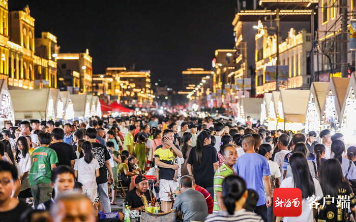 　　7月21日晚，在文昌铺前中心小学大门前主街区举办的市集活动人气十足，吸引了众多群众参与其中。记者 李昊 摄