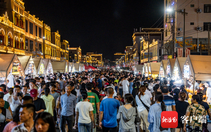 　　7月21日晚，在文昌铺前中心小学大门前主街区举办的市集活动人气十足，吸引了众多群众参与其中。记者 李昊 摄
