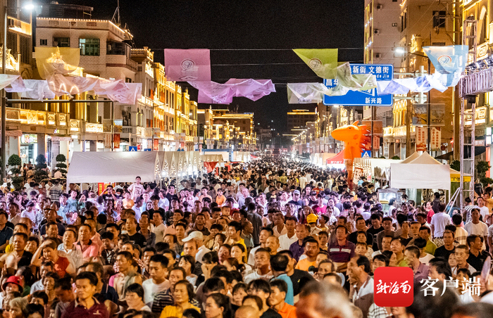 　　7月21日晚，在文昌铺前中心小学大门前主街区举办的市集活动人气十足，吸引了众多群众参与其中。记者 李昊 摄