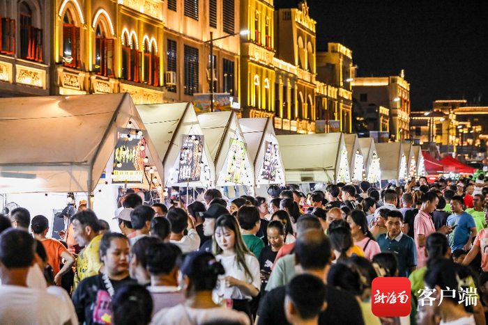 　　7月21日晚，在文昌铺前中心小学大门前主街区举办的市集活动人气十足，吸引了众多群众参与其中。记者 李昊 摄