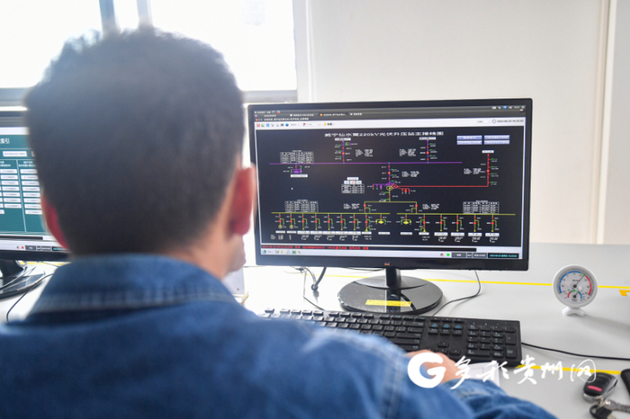 电站操控室内的电脑上可看到当日辐射量、发电量等实时数据