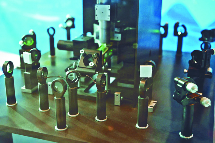     离子井量子计算系统模型样机。