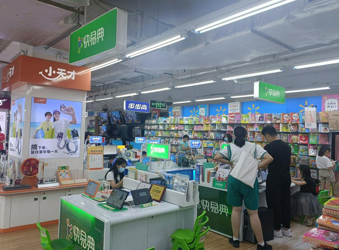 （学生现场体验学习机 财联社记者摄）