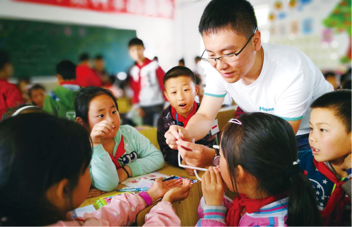 △海信雨辰助学团队带来了衣服、文具和图书等礼物，与四川绵阳陈家坝小学的孩子们共庆“六一”国际儿童节 。