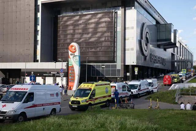 ↑7月22日，在俄罗斯首都莫斯科，救护车停在发生事故的购物中心旁。