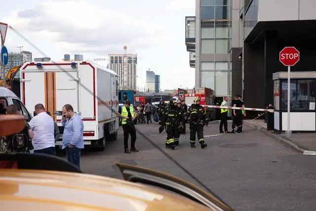↑7月22日，在俄罗斯首都莫斯科，救援人员聚集在发生事故的购物中心附近。