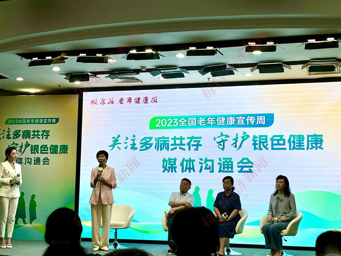 王红（左二）在活动现场回答记者提问 每经记者 李宣璋 摄