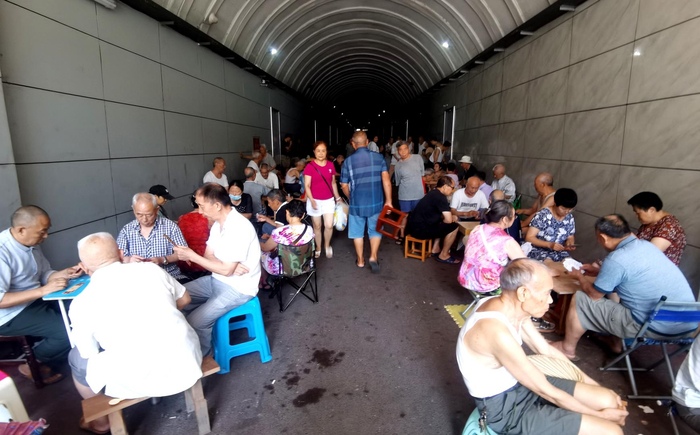 ▲市民在洞内避暑纳凉