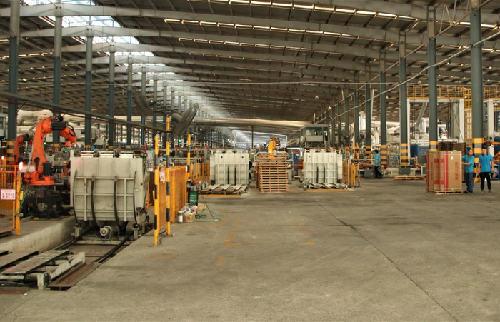 　　这是九江诺贝尔陶瓷有限公司的生产车间。新华社记者刘杨 摄