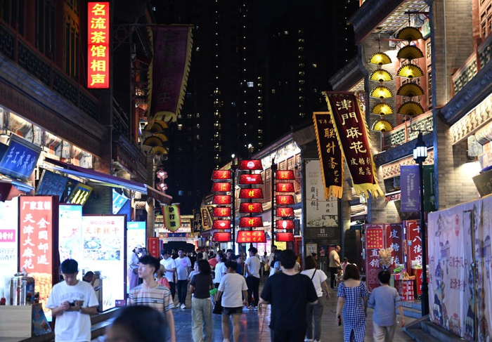 7月18日，市民游客在天津古文化街游玩。新华社记者 赵子硕 摄