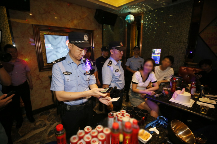深圳公安加强娱乐场所人员检查。
