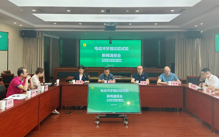 电动冲牙器比较试验结果发布现场。刘铭/摄