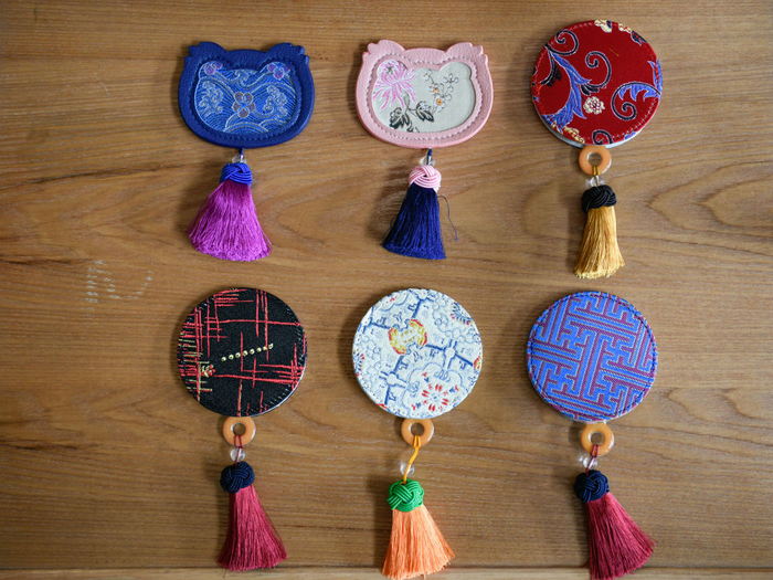 这是6月7日在成都古蜀蜀锦研究所拍摄的带有蜀锦元素的成都大运会文创产品。新华社记者胥冰洁摄