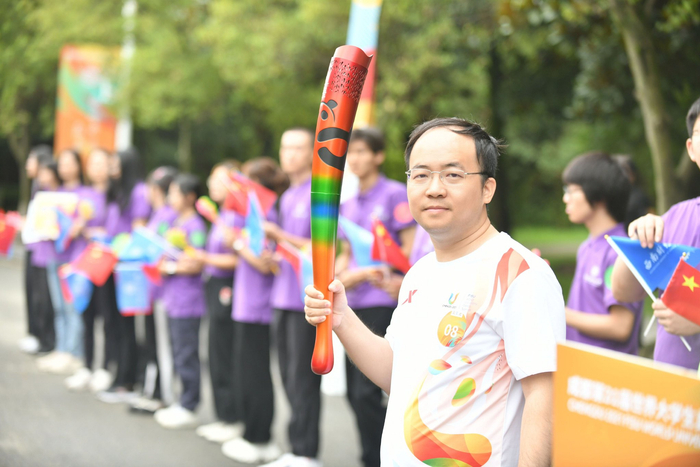 7月14日，成都大运会火炬传递成都站第三个传递日，吴永越是第八棒火炬手。图源：受访者