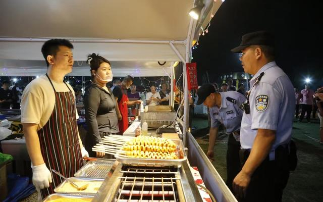 大兴警方对夜经济商家进行安全提示。  图源：北京市公安局大兴分局