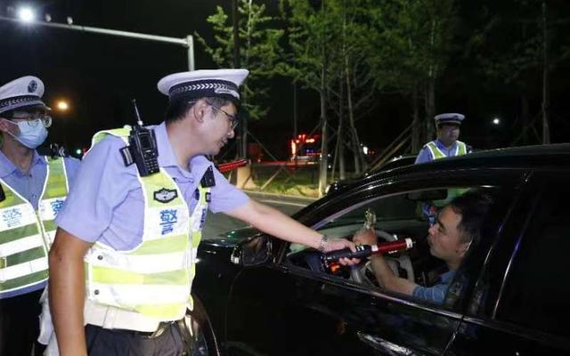 大兴警方在重点部位不定期开展酒驾夜查行动。  图源：北京市公安局大兴分局