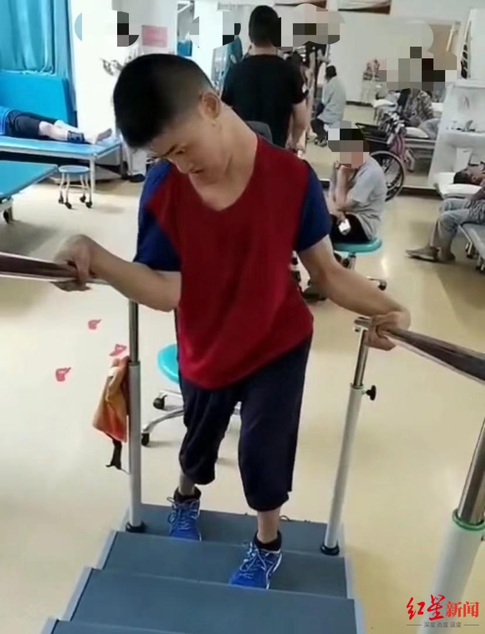 ▲赵宇明进行康复训练。受访者供图