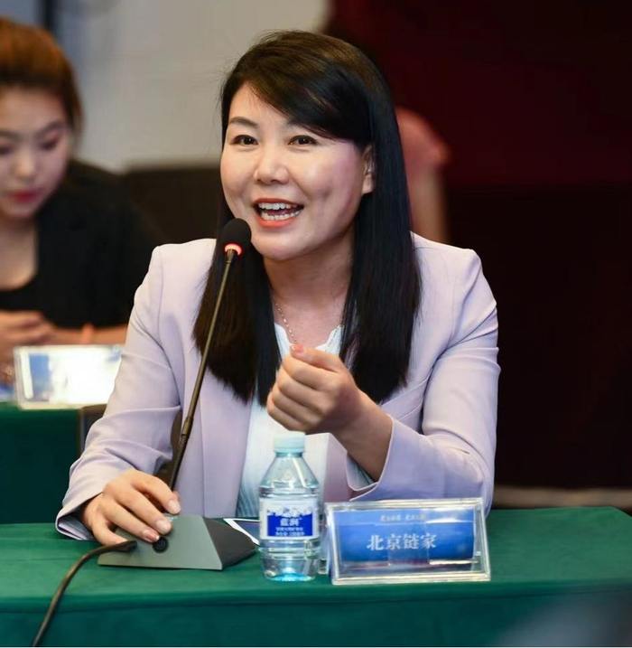 &nbsp;北京链家"教老人用手机"项目负责人高丹丹在研讨会上发言交流&